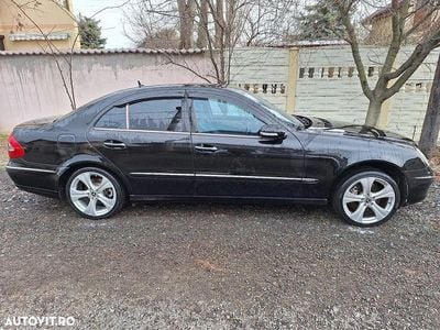 Second-hand Mercedes E320 Avantgarde 224 CP (164 kW) 2007 Culoarenegru Berlinǎ