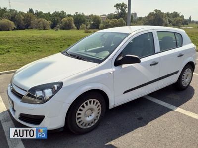 Alb Utilizat 2006 Opel Astra Hatchback | 3.500 EUR (Scump)