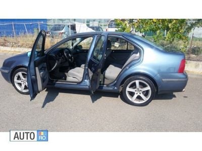 Second-hand VW Bora 101 CP (74 kW) 2001 Albastru marin Berlinǎ