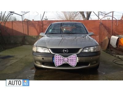 Second-hand Opel Vectra 80 CP (58 kW) 1998 Gri Berlinǎ