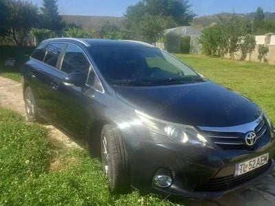 Second-hand Toyota Avensis Executive 124 CP (91 kW) 2014 Negru Hatchback