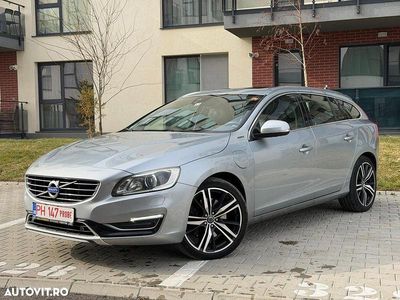 Second-hand Volvo V60 R-Design 280 CP (205 kW) 2014 Culoareargint Break