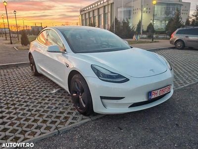 Second-hand Tesla Model 3 239 kW (325 CP) 2020 Culoarealb Berlinǎ