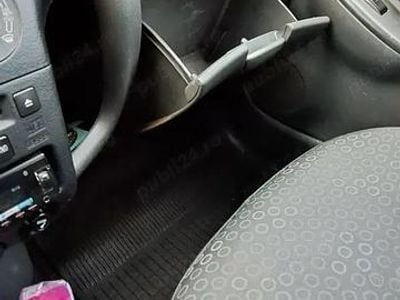 Second-hand Toyota Yaris 87 CP (63 kW) 2005 Rosu Hatchback