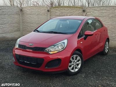 Second-hand Kia Rio 75 CP (55 kW) 2013 Culoarerosu
