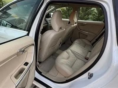 Alb Second-hand 2015 Volvo XC60 Summum SUV | 11.950 EUR (Super Preț)