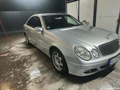 Argintiu Utilizat 2006 Mercedes E200 Berlinǎ | 3.000 EUR