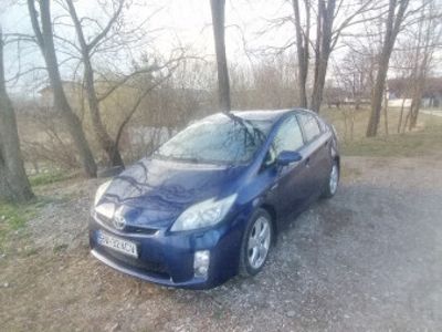 second-hand Toyota Prius 3 (mașină de familie)