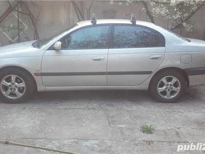 Second-hand Toyota Avensis 129 CP (94 kW) 2002 Galben Berlinǎ