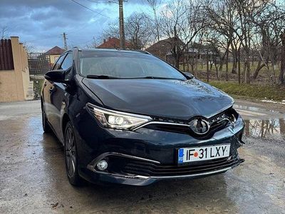 Second-hand Toyota Auris Hybrid Executive 136 CP (100 kW) 2016 Culoarenegru Berlinǎ