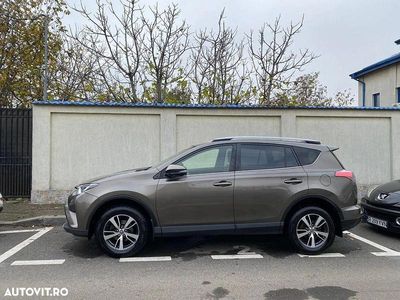 Second-hand Toyota RAV4 Luxury 143 CP (105 kW) 2017 Culoaremaro SUV