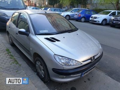 Argintiu Utilizat 2003 Peugeot 206 Hatchback | 2.150 EUR