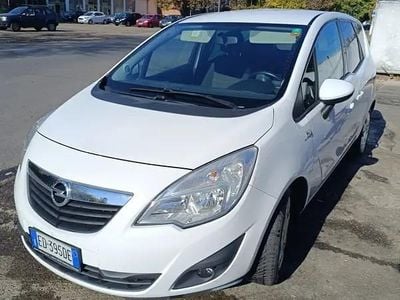 Alb Utilizat 2011 Opel Meriva Monovolum | 2.999 EUR (Preț bun)