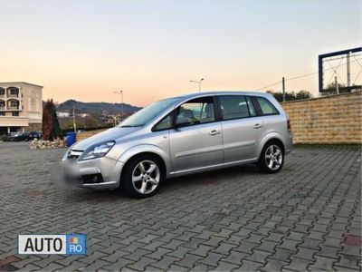 Gri Second-hand 2006 Opel Zafira Monovolum | 4.300 EUR