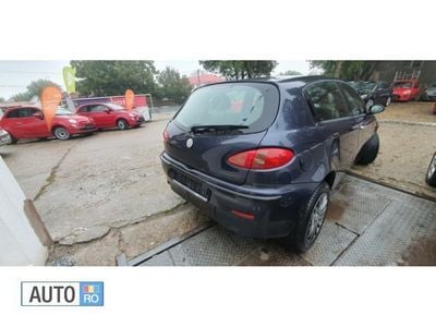 Second-hand Alfa Romeo 147 116 CP (85 kW) 2005 Albastru Hatchback