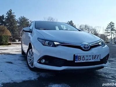 Second-hand Toyota Auris Hybrid 73 CP (53 kW) 2017 Alb Hatchback