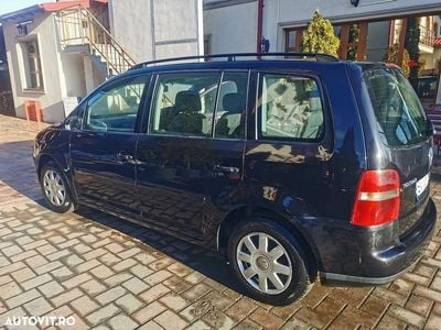 Second-hand VW Touran Conceptline 105 CP (77 kW) 2005 Culoarenegru Monovolum