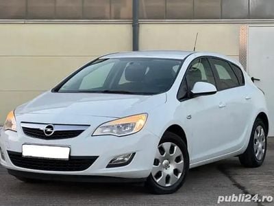 Alb Utilizat 2011 Opel Astra Hatchback | 2.990 EUR (Preț bun)