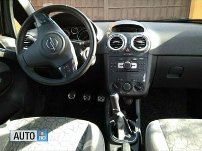 Gri Second-hand 2012 Opel Corsa Hatchback | 5.950 EUR (Scump)