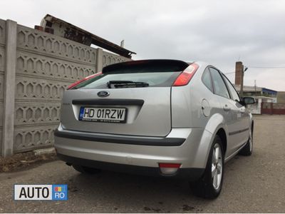 Gri Utilizat 2004 Ford Focus Hatchback | 2.750 EUR