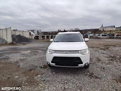 Second-hand Mitsubishi Outlander P-HEV Top 121 CP (88 kW) 2015 Culoarealb SUV