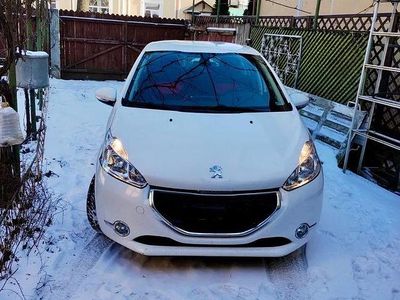Culoarealb Utilizat 2015 Peugeot 208 Access Hatchback | 7.900 EUR (Puțin scump)