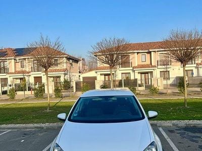 Culoarealb Utilizat 2010 VW Golf VI Team Hatchback | 3.300 EUR (Preț bun)