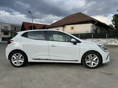Second-hand Renault Clio V Business 140 CP (102 kW) 2021 Alb Hatchback