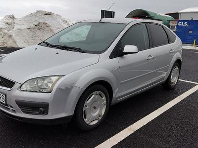 Second-hand Ford Focus Titanium 101 CP (74 kW) 2006 Argintiu Hatchback