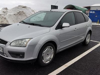 Argintiu Second-hand 2006 Ford Focus Titanium Hatchback | 1.900 EUR (Preț OK)