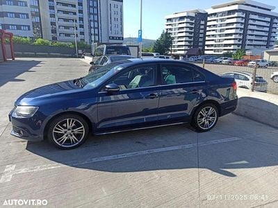 Second-hand VW Jetta Highline 105 CP (77 kW) 2011 Culoarealbastru Berlinǎ