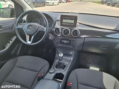 Second-hand Mercedes B180 109 CP (80 kW) 2013 Culoarenegru Monovolum