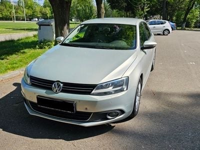 Second-hand VW Jetta 140 CP (102 kW) 2012 Argintiu Berlinǎ