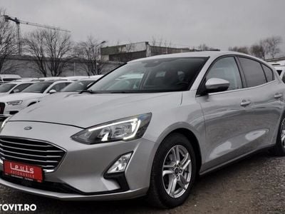 Gri Second-hand 2019 Ford Focus Active Hatchback | 14.134 EUR (Scump)