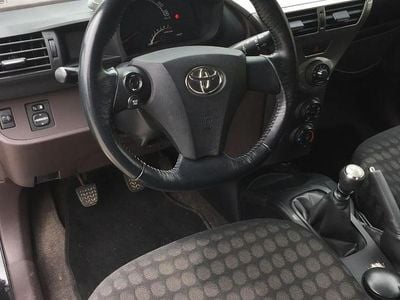 Second-hand Toyota iQ 68 CP (50 kW) 2009 Culoarenegru Hatchback