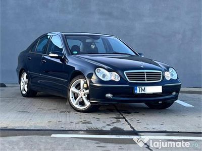 Albastru Utilizat 2004 Mercedes C180 Avantgarde Berlinǎ | 2.650 EUR