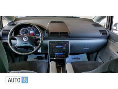 Second-hand VW Sharan 115 CP (84 kW) 2002 Argintiu Monovolum