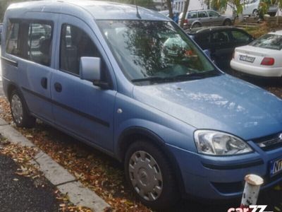 second-hand Opel Combo benzina cu 5 locuri