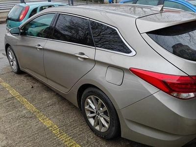 Second-hand Hyundai i40 Premium 141 CP (103 kW) 2016 Culoaregalbeuriu Break