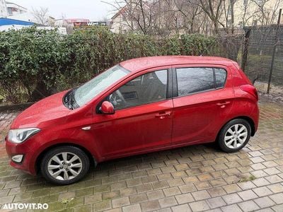 Second-hand Hyundai i20 Style 85 CP (62 kW) 2013 Culoarerosu Hatchback
