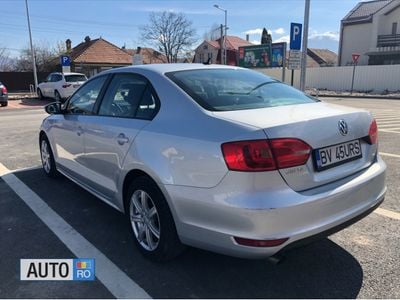 Second-hand VW Jetta 105 CP (77 kW) 2012 Argintiu Berlinǎ