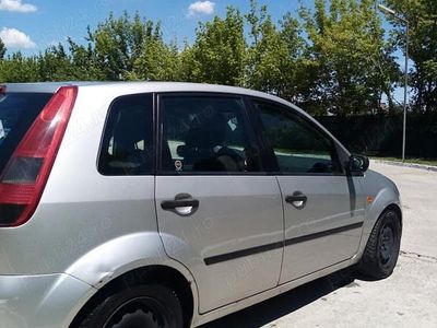 Second-hand Ford Fiesta 50 CP (36 kW) 2005 Argintiu Hatchback