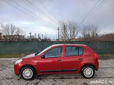 Rosu Second-hand 2009 Dacia Sandero Hatchback | 1.490 EUR (Preț bun)