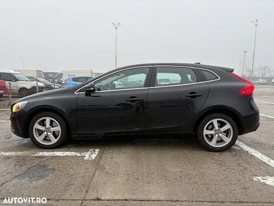 Second-hand Volvo V40 Summum 190 CP (139 kW) 2015 Culoarenegru Hatchback