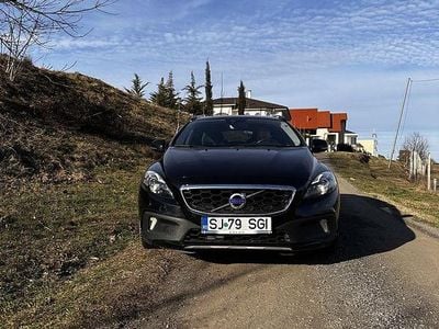 Second-hand Volvo V40 Ocean Race 150 CP (110 kW) 2015 Culoarenegru Hatchback