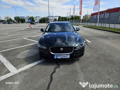 second-hand Jaguar XE verde royal