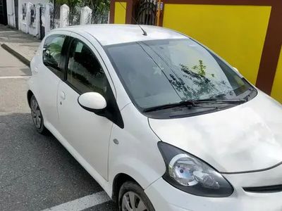 Alb Utilizat 2013 Toyota Aygo Hatchback | 2.900 EUR