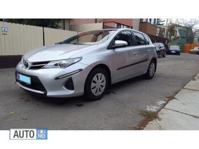 Second-hand Toyota Auris Terra 100 CP (73 kW) 2015 Argintiu Hatchback