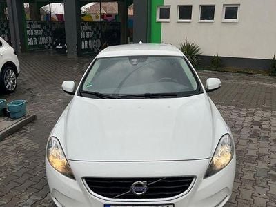 Second-hand Volvo V40 Standard 115 CP (84 kW) 2013 Culoarealb Hatchback