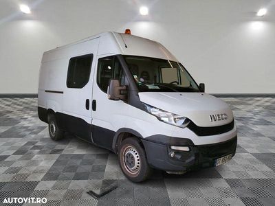 Second-hand Iveco Massif 146 CP (107 kW) 2015 Culoarealb Monovolum